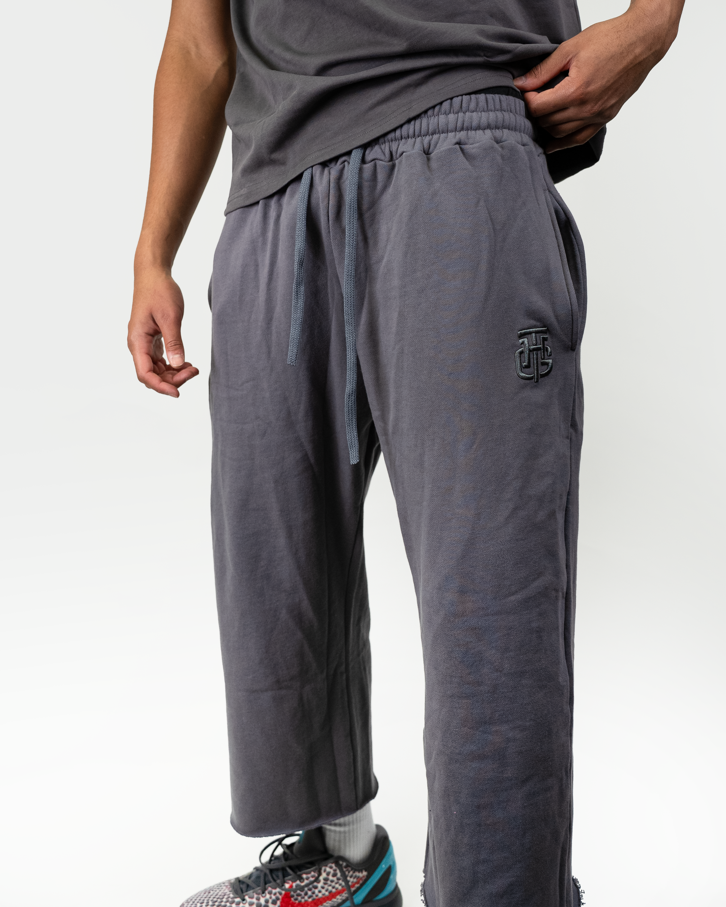 BASIC DARK GREY CROPPED SWEATPANTS – The Hoop Gang