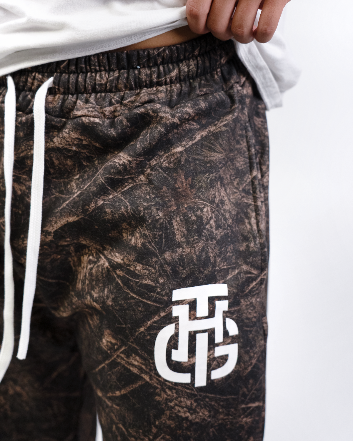 DARK CAMO CROPPED SWEATPANTS