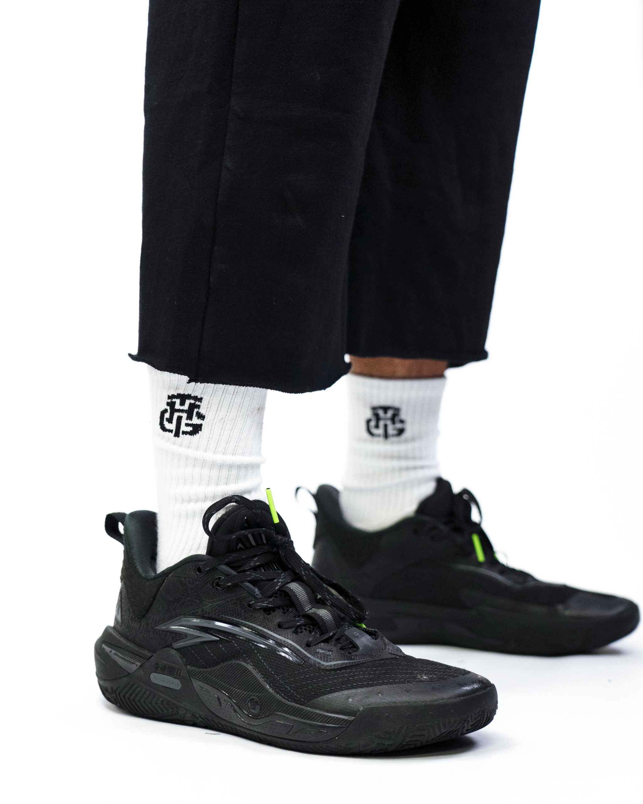 BASIC BLACK CROPPED SWEATPANTS