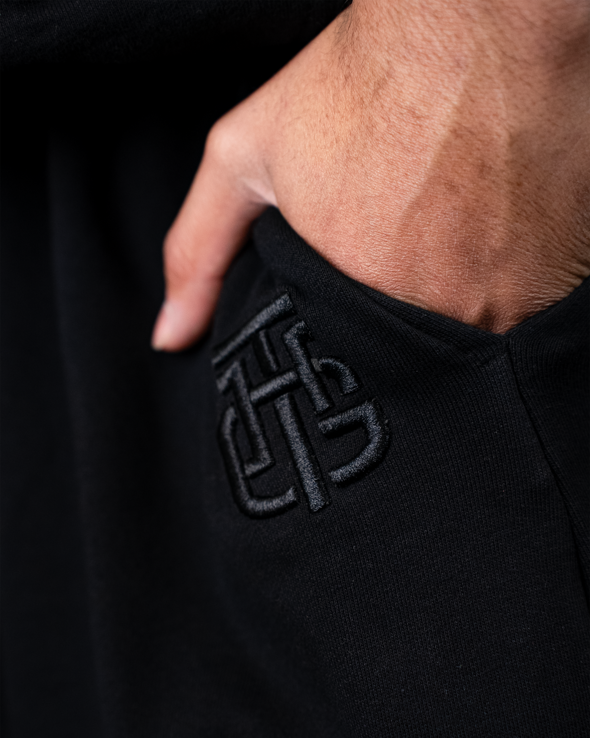 BASIC BLACK CROPPED SWEATPANTS