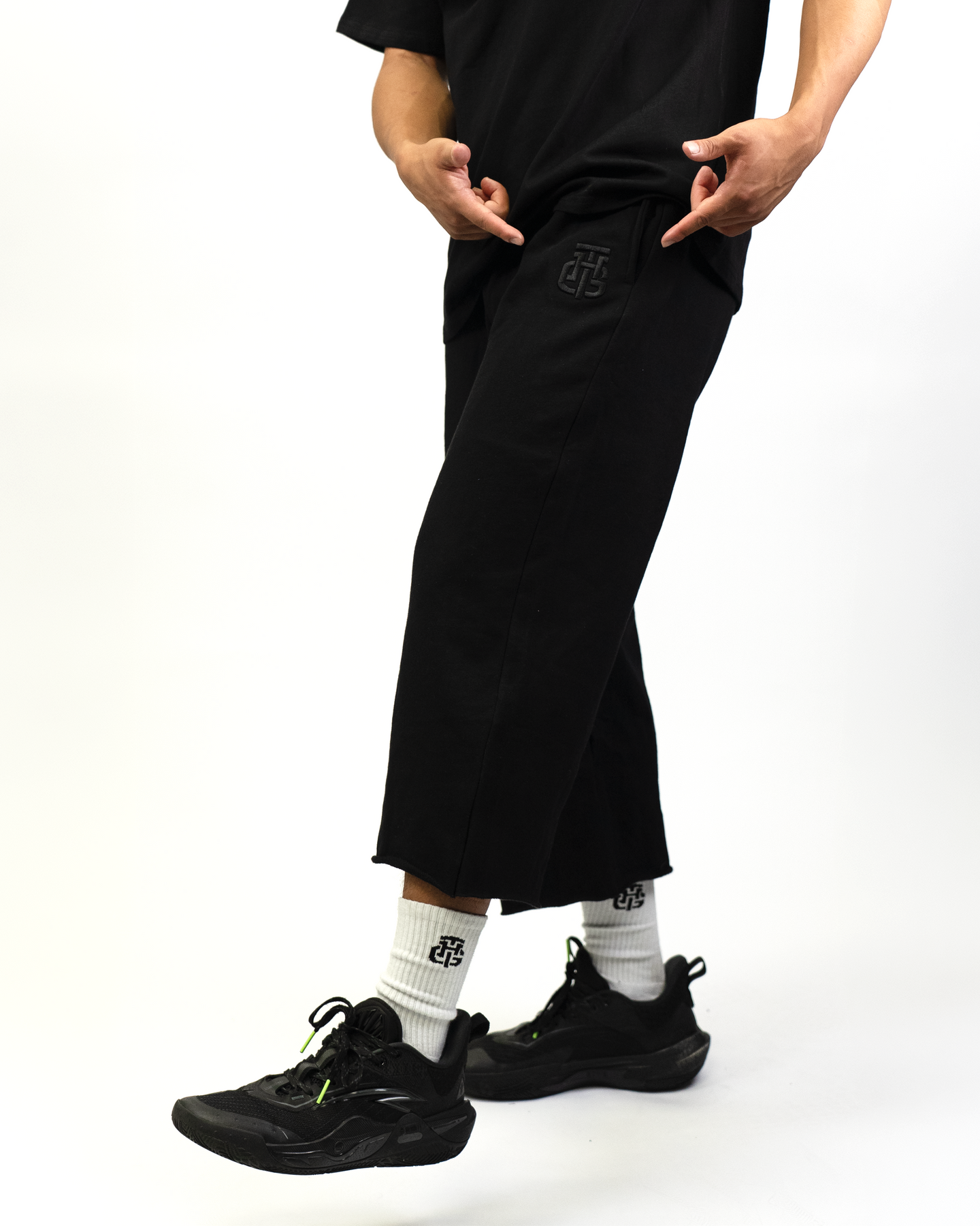 BASIC BLACK CROPPED SWEATPANTS