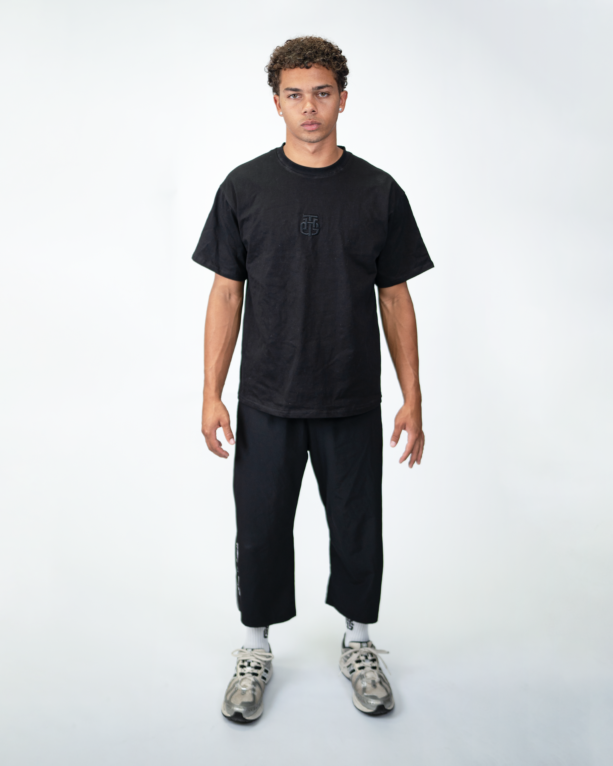 BLACK CROPPED TRACKPANTS