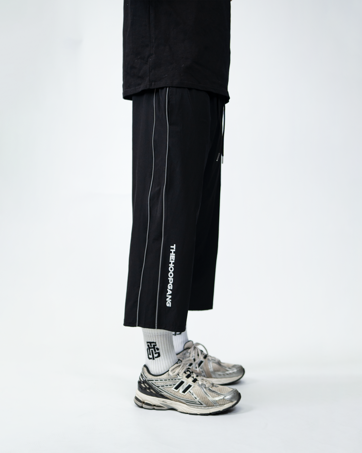 BLACK CROPPED TRACKPANTS