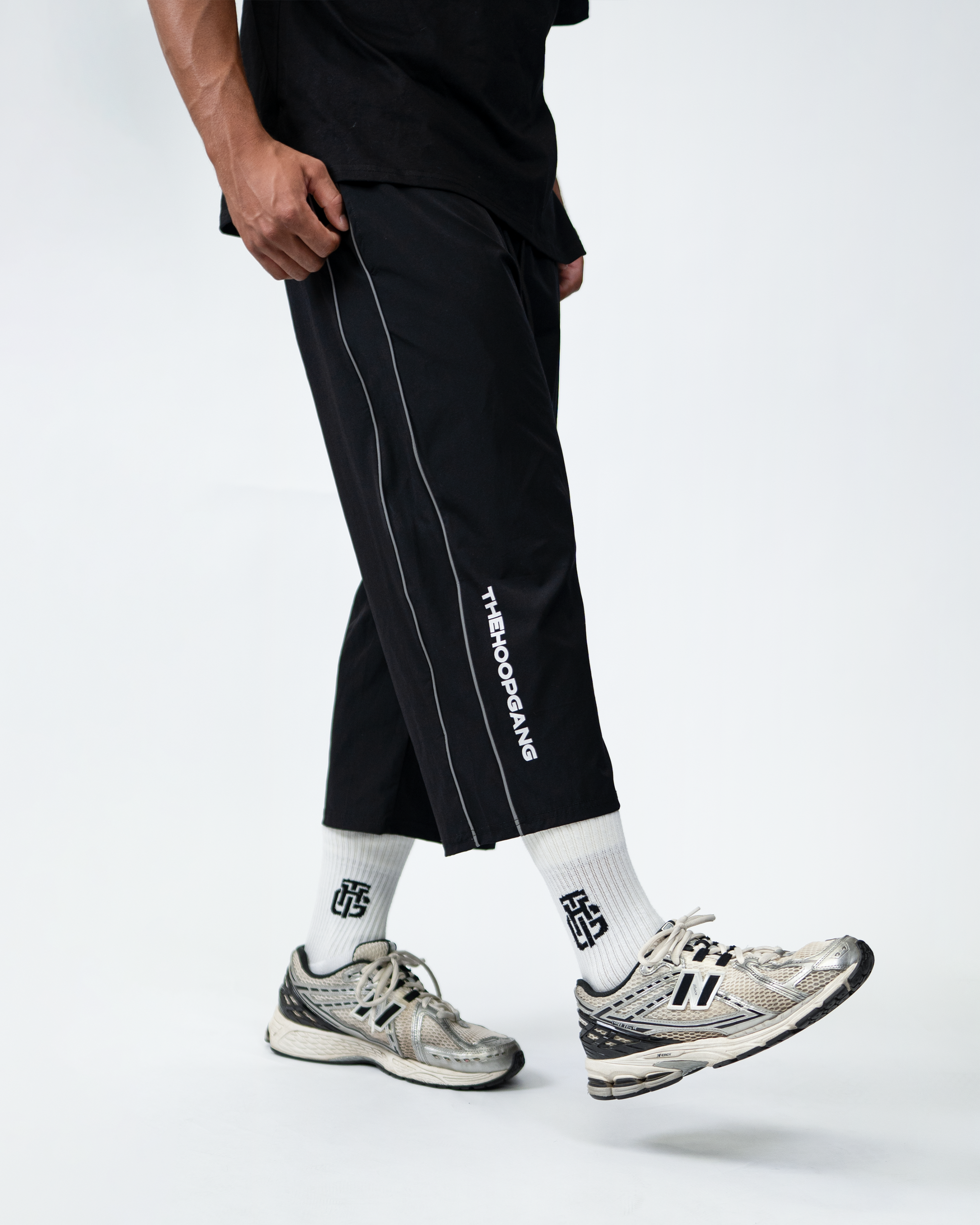 BLACK CROPPED TRACKPANTS