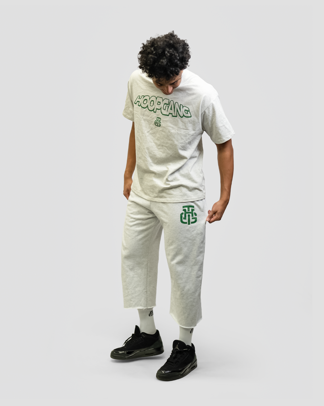 ピーターは身長6’1、180 lbsで、Lサイズを着用しています