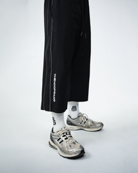 BLACK CROPPED TRACKPANTS