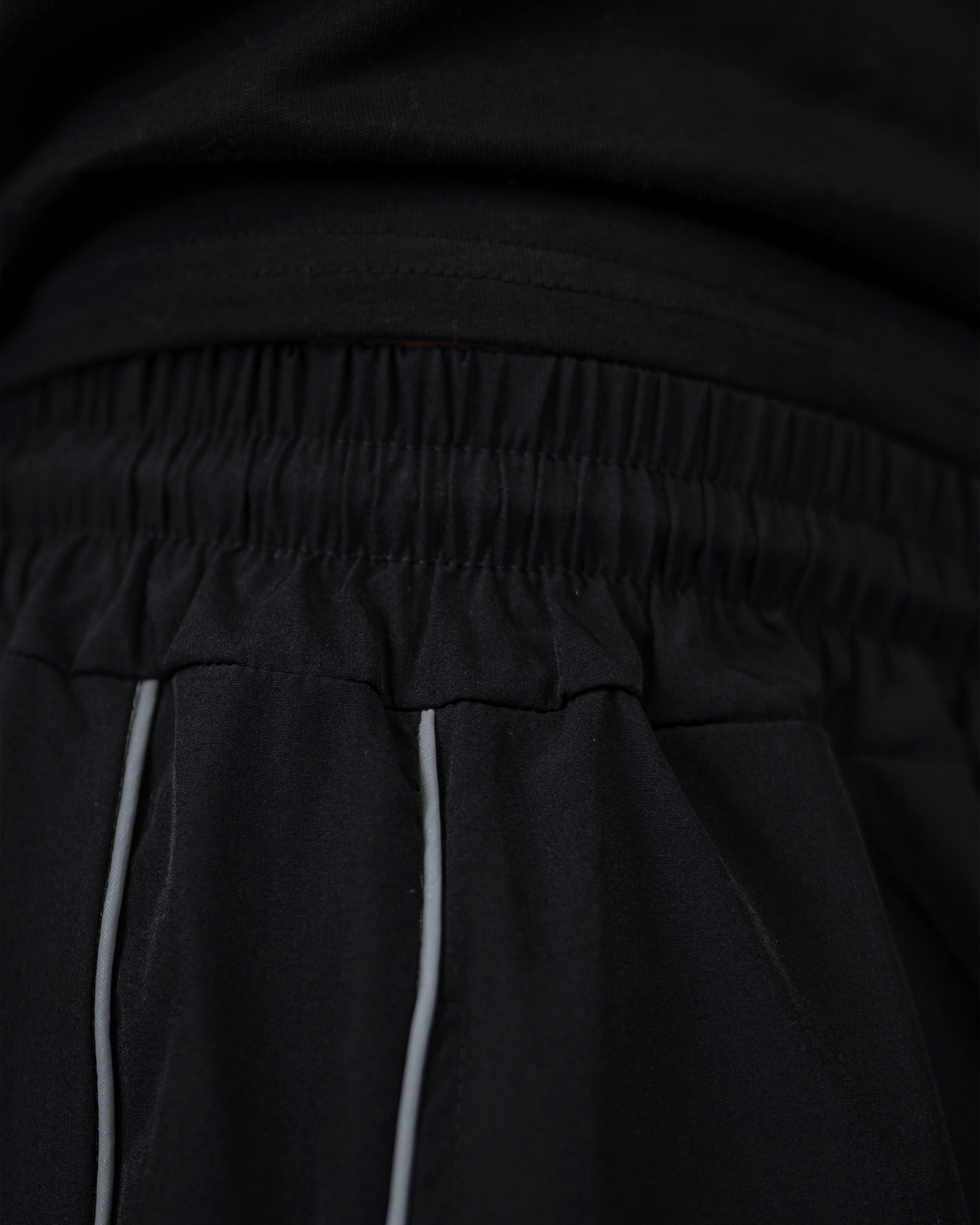 BLACK CROPPED TRACKPANTS