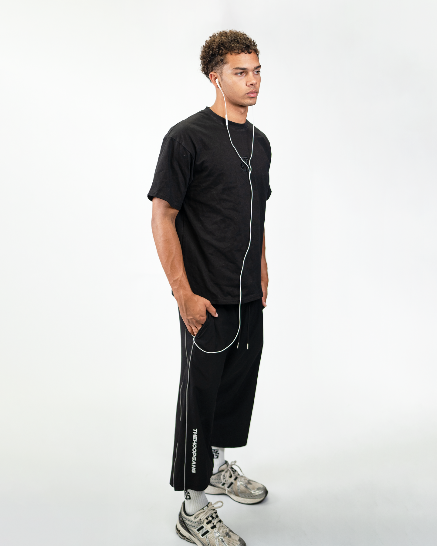 BLACK CROPPED TRACKPANTS