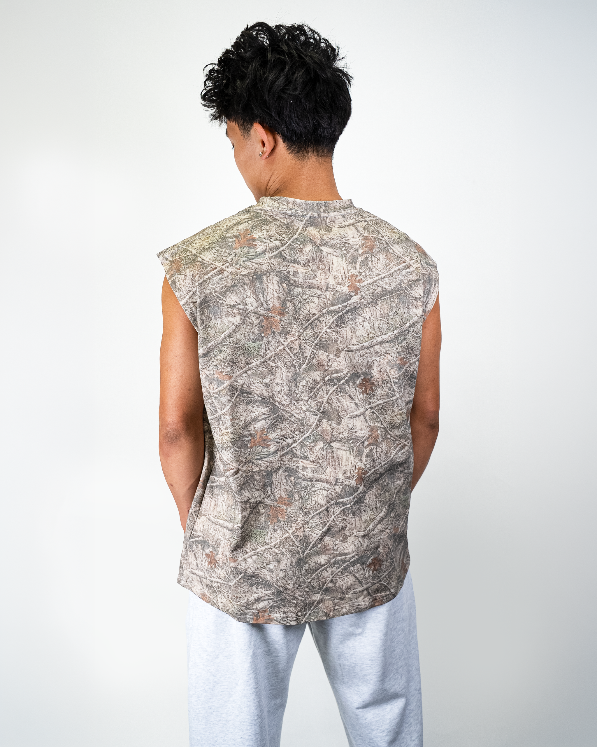 CAMO SLEEVELESS SHIRT